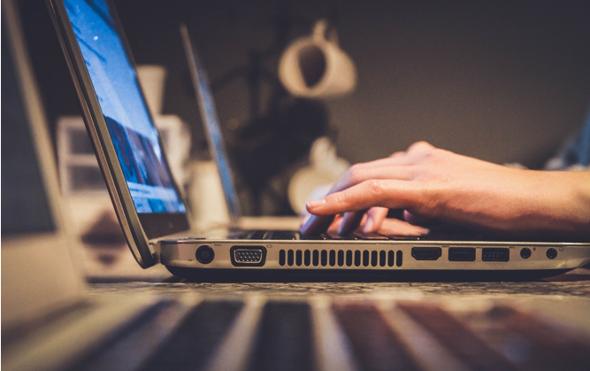 192.168.1.1 - Login e Configuração do Roteador Wi-Fi Mãos de uma pessoa digitando num notebook