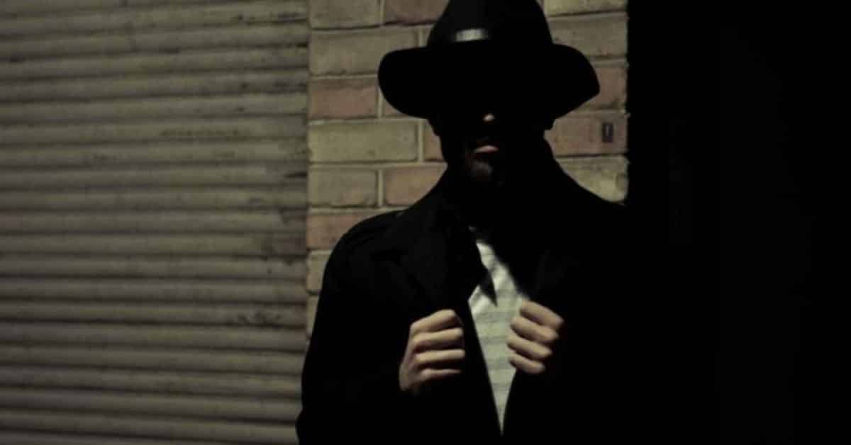 Imagem de homem aparentando ser um espião