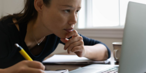 Inteligência artificial pode prejudicar a motivação durante o estudo, dizem 10% dos brasileiros